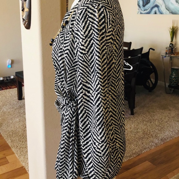 Beautiful top - Picture 2 of 7